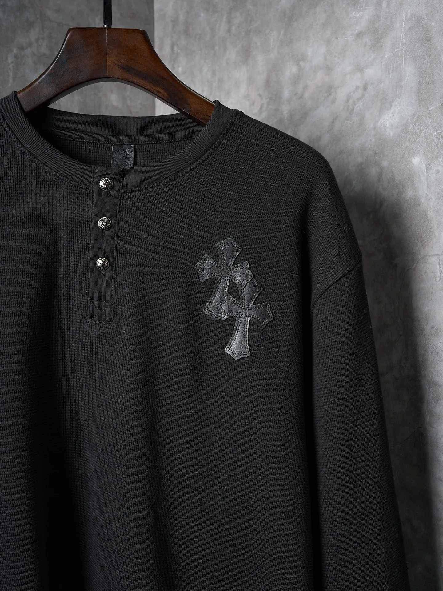 P340 Actual hanging auction] Chrome Hearts/Chrome Hearts Waffle Cross Leather Appliqué Silver Button Long Sleeves [Ready Stock] S M L XL Customized Pure Cotton Waffle Yawei with Fine Texture, Softness and Moisture. The calmness of black and the flexibility of waffle complement each other. The Chrome Hearts Cross leather decoration on the chest becomes the ultimate interpretation of the dark Gothic style. The hand-stitched logo button is like a miniature work of art, which is more noble and elegant. The iron plate with the logo on the back sways slightly as the body swings, adding a sense of movement and vitality. It is unobtrusive but has an indescribable aura. It interprets the perfect blend of retro and luxury. It adopts imported machine appliqué embroidery technology and uses advanced computer control systems and precise mechanical components to realize the Chrome Hearts cross leather appliqué operation. It presents an embroidery effect with both clarity and three-dimensionality. The fabrics have been washed and have a better hand feel. They are not easy to deform, shrink or fade. Maintains long-lasting beauty with a loose fit